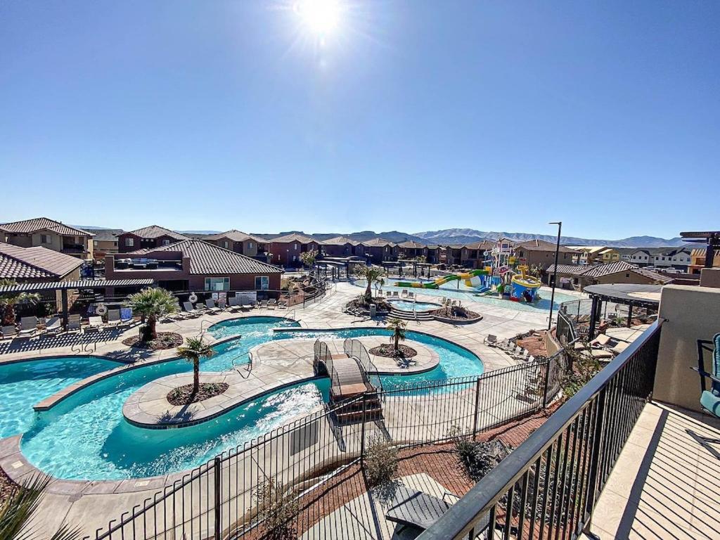 PARADISE VILLAGE 115 POOLSIDE HEAVEN PRIVATE HOT TUB AND PING PONG TABLE,  COMMUNITY WATER PARK AND KIDS COVE SANTA CLARA, UT (США) | NOCHI